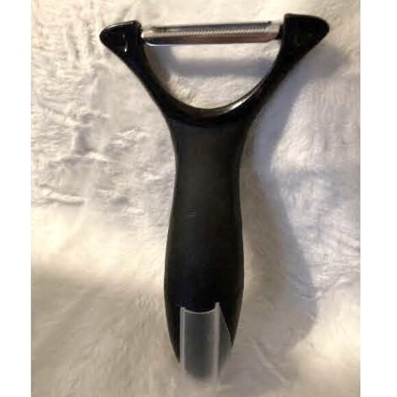 The Pampered Chef Kitchen Pampered Chef Yshaped Serrated Peeler